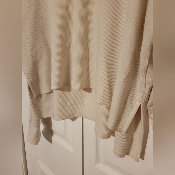 American Eagle Thermal Waffle Knit Cropped Turtleneck Shirt Cream Size Medium - Picture 3 of 5